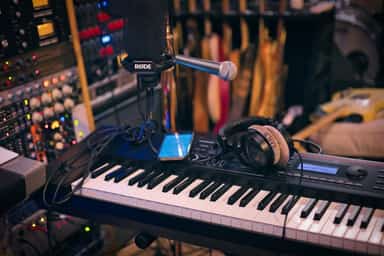 Keyboard and microphone in studio